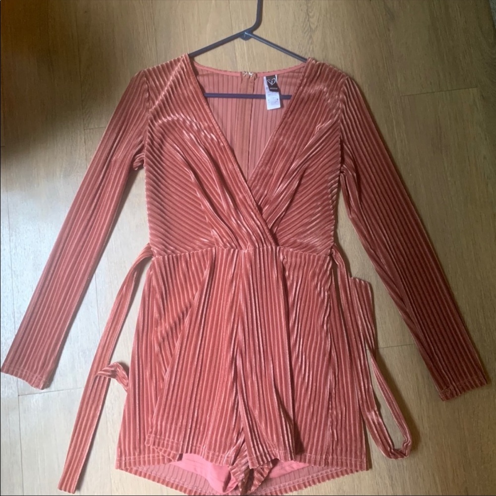 Windsor long sleeve dusty rose mauve pink velvet ribbed wrap romper | Size Small